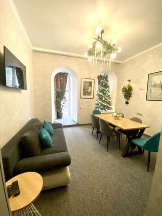 Отель Отель Art Gallery Одесса Семейный люкс с балконом-1