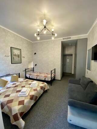 Отель Отель Art Gallery Одесса Семейный люкс с балконом-6