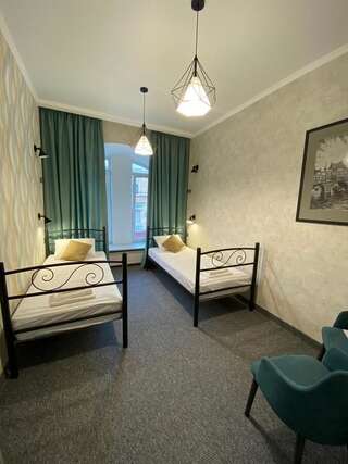 Отель Отель Art Gallery Одесса Стандартный двухместный номер с 2 отдельными кроватями-4